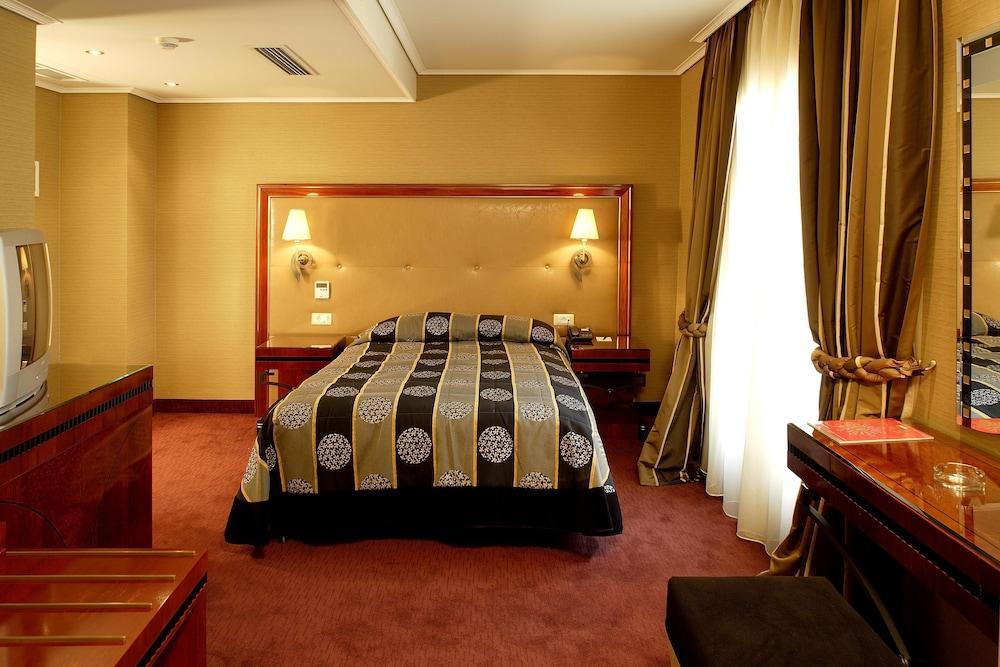 Piraeus Theoxenia Hotel Ngoại thất bức ảnh A room at the hotel