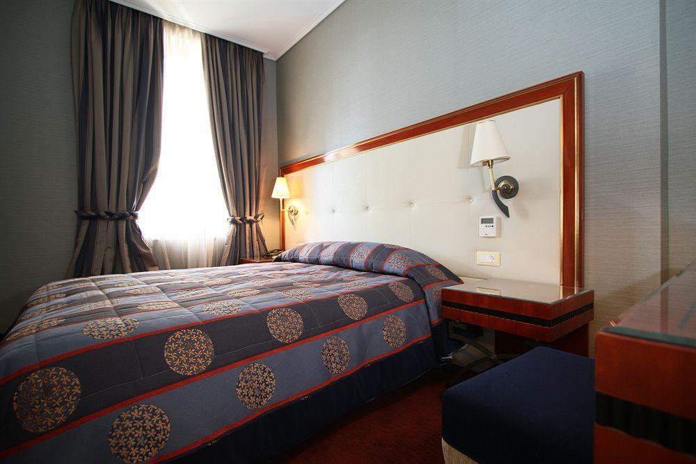 Piraeus Theoxenia Hotel Ngoại thất bức ảnh A room at the hotel