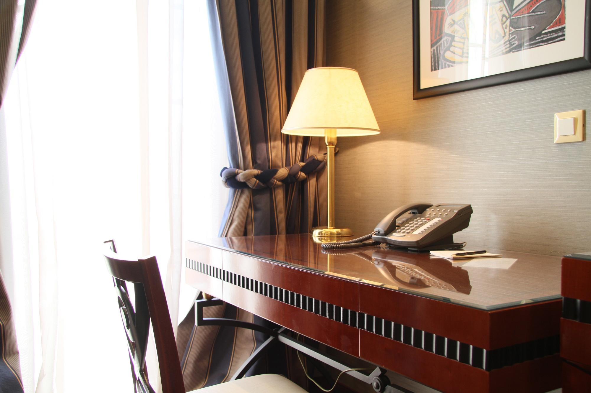 Piraeus Theoxenia Hotel Ngoại thất bức ảnh A desk with a telephone