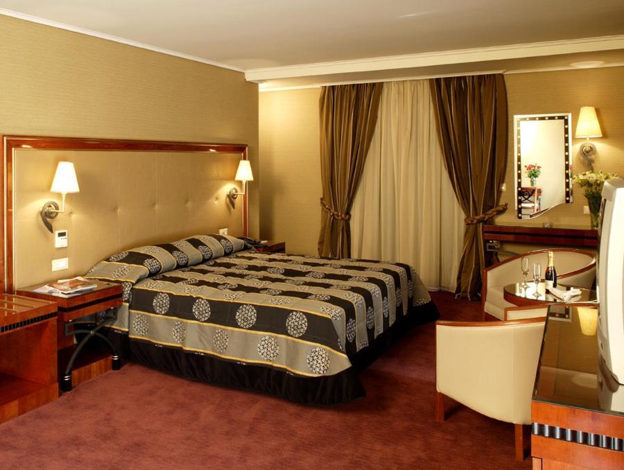 Piraeus Theoxenia Hotel Ngoại thất bức ảnh A room at the hotel