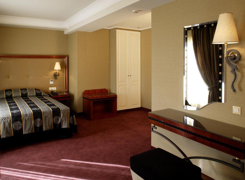 Piraeus Theoxenia Hotel Ngoại thất bức ảnh A room at the hotel