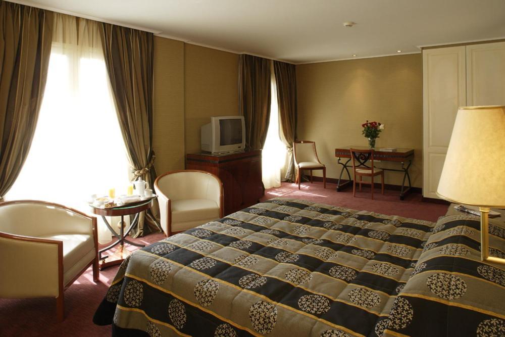 Piraeus Theoxenia Hotel Ngoại thất bức ảnh A room at the hotel