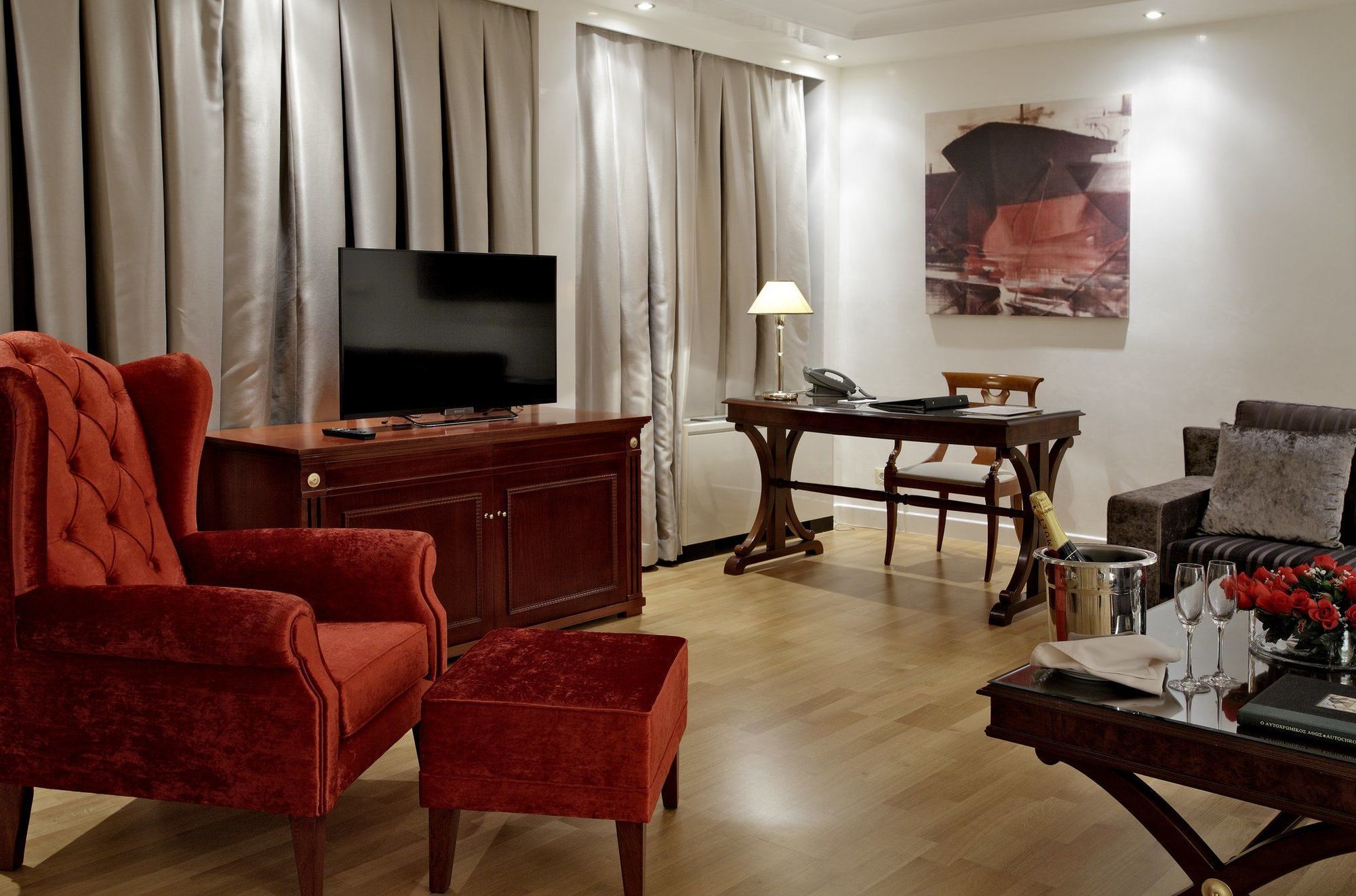 Piraeus Theoxenia Hotel Ngoại thất bức ảnh A suite at the hotel