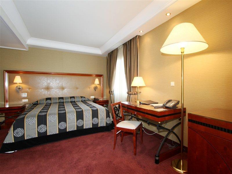 Piraeus Theoxenia Hotel Ngoại thất bức ảnh A room at the hotel