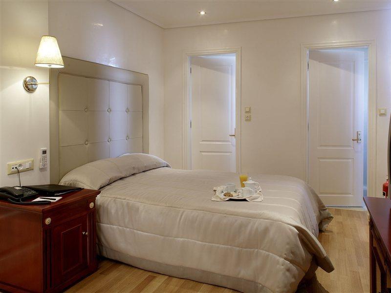 Piraeus Theoxenia Hotel Ngoại thất bức ảnh A bedroom at the hotel