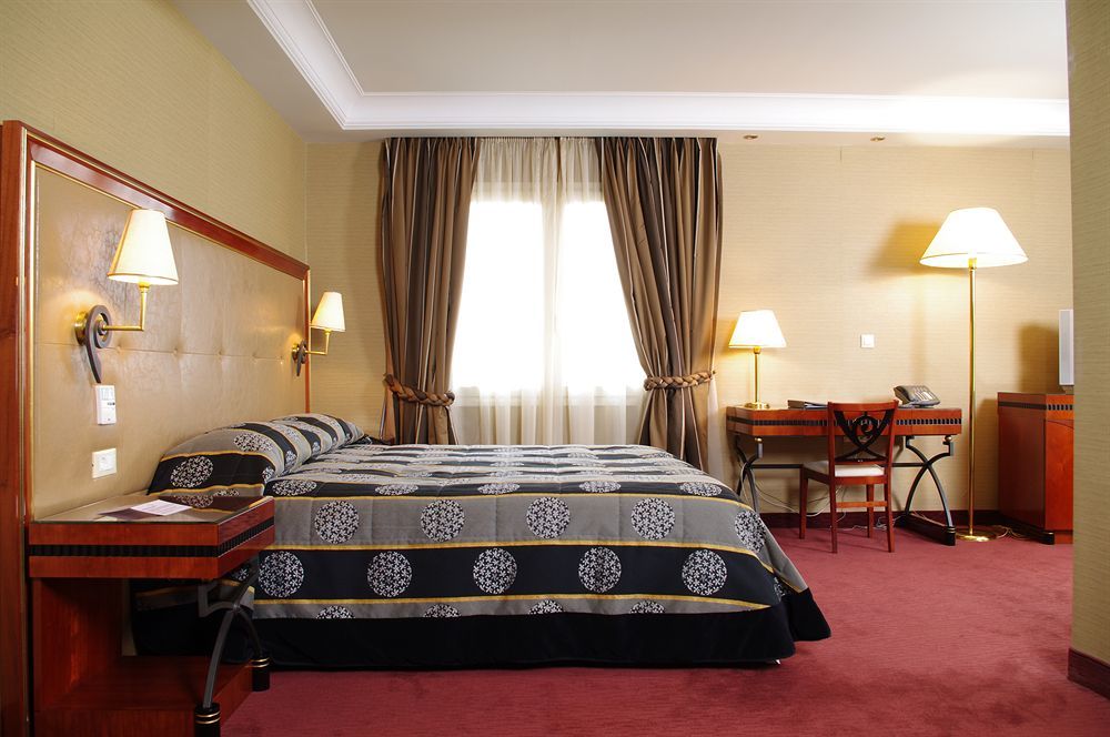 Piraeus Theoxenia Hotel Ngoại thất bức ảnh A room at the hotel