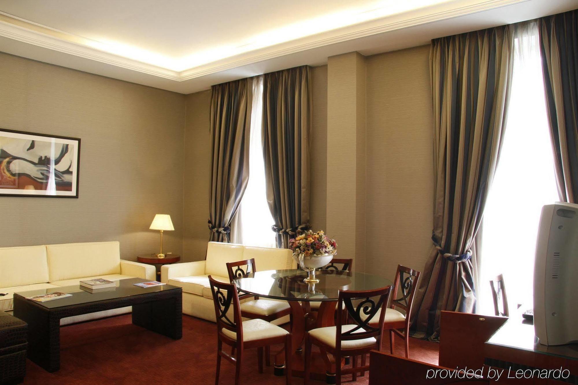 Piraeus Theoxenia Hotel Phòng bức ảnh A suite at the hotel